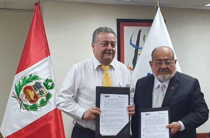  Sociedad Peruano Americana de Medicina y Essalud firman convenio de cooperación