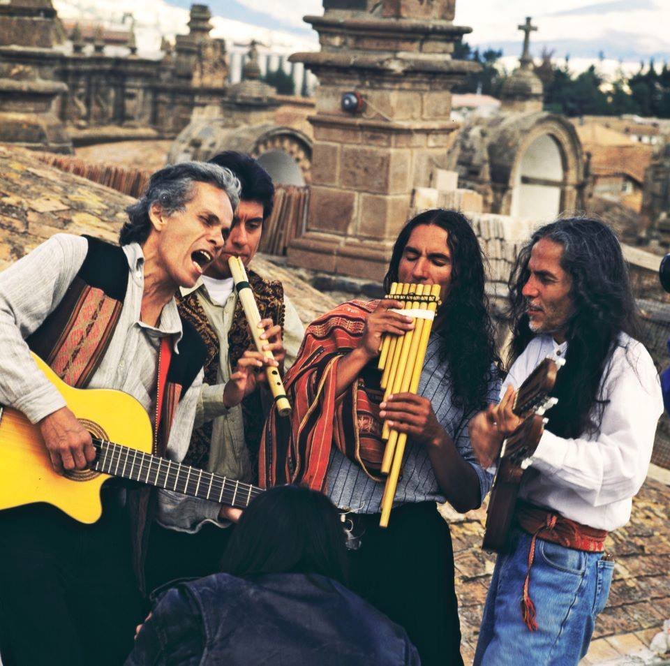 Imagen de la grabación del video clip “Niña Serrana” de El Polen en la Catedral del Cusco. © Jorge Esquiroz.