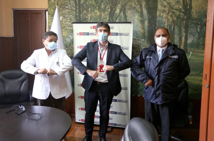  Especialistas franceses realizan visita técnica al Hospital Nacional Sergio Bernales