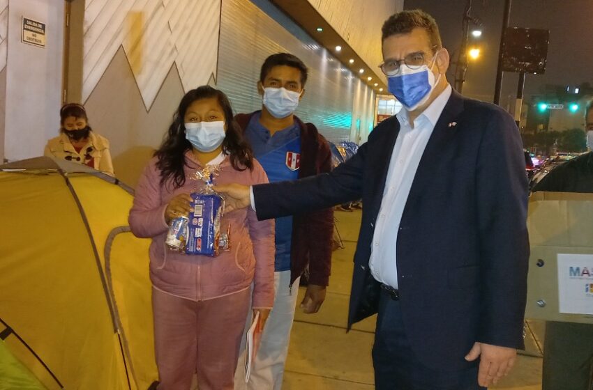  Embajador de Israel entrego loncheras saludables para familiares de niños internados en el hospital del Niño que pernoctan en carpas en las afueras del nosocomio