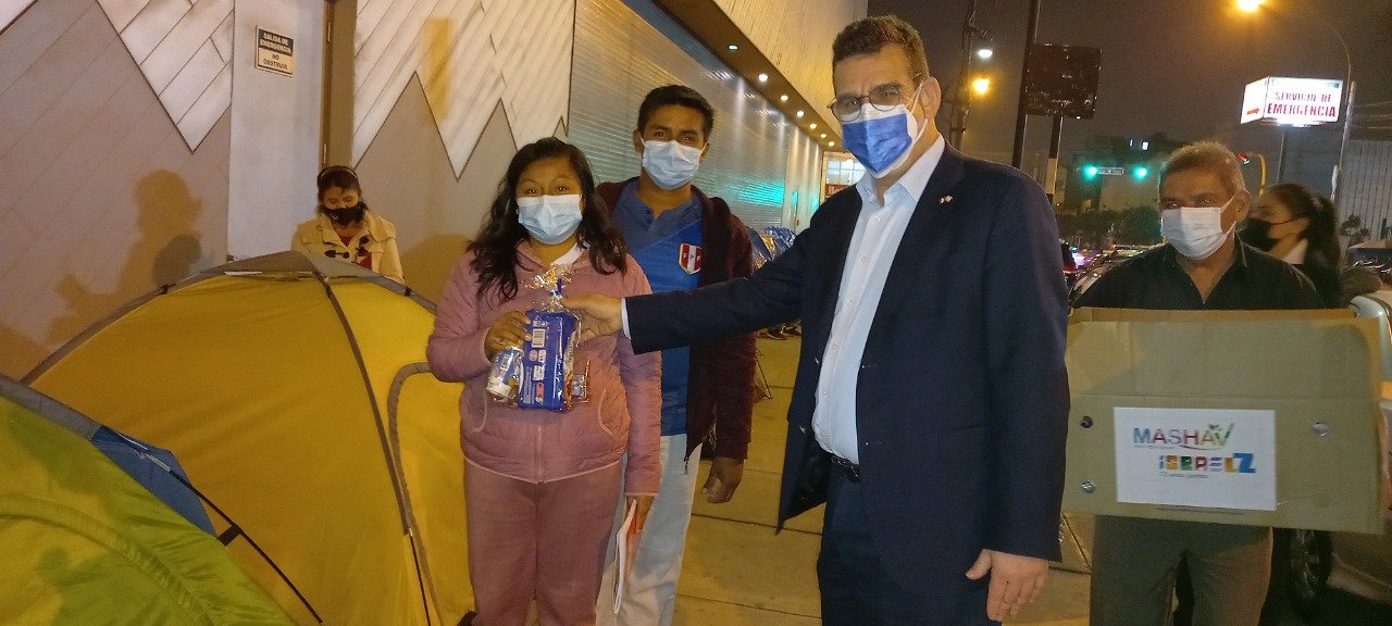 Israel entrega loncheras para familiares de pacientes del hospital del Niño