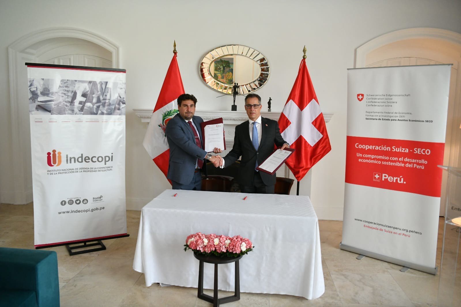 Embajador de Suiza y presidente Indecopi