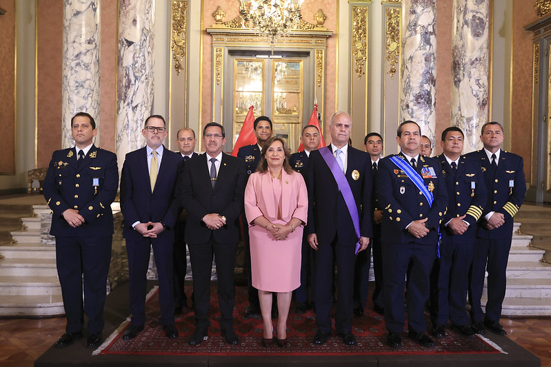 Presidenta Boluarte condecoró a embajador de Perú en Israel